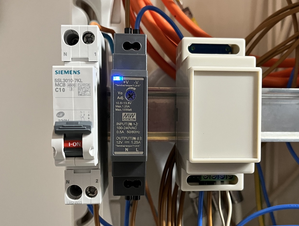 Tableau &eacute;lectrique : Disjoncteur, alimentation 12V et T-InfoDIN